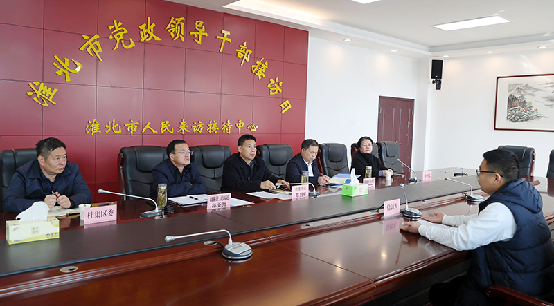 覃卫国到市群众来访接待中心开门接访